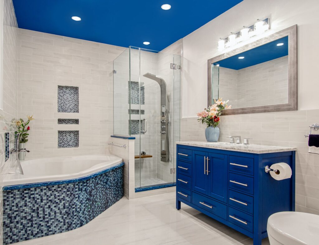 Letisztult fürdőszoba kék fürdőszoba szekrénnyel