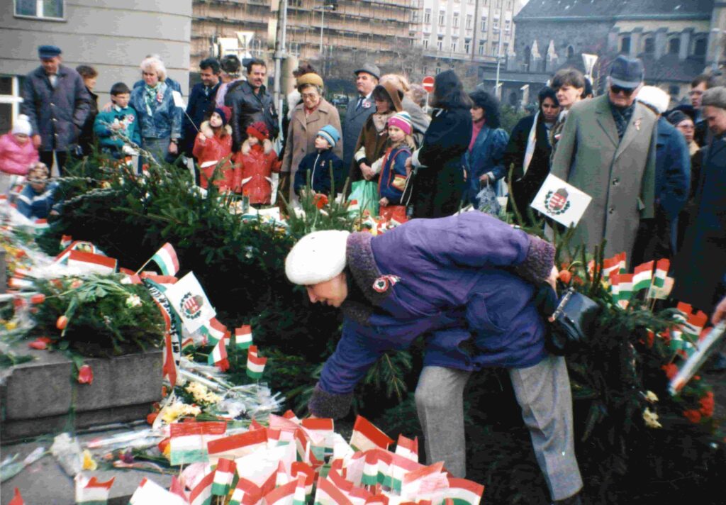 1989-es archív fotó március 15-ei megemlékezésről. Tömeg, zászlók, kokárda