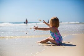 Gyerekek napvédeleme a strandon