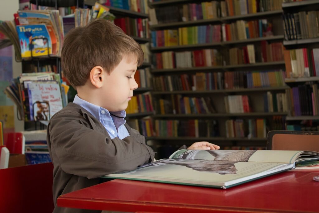 Gyermek a könyvtárban