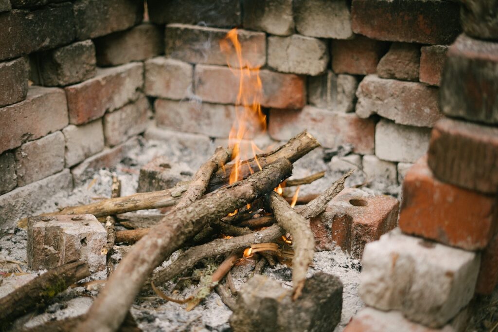 Égő faágak egy tűzrakóban