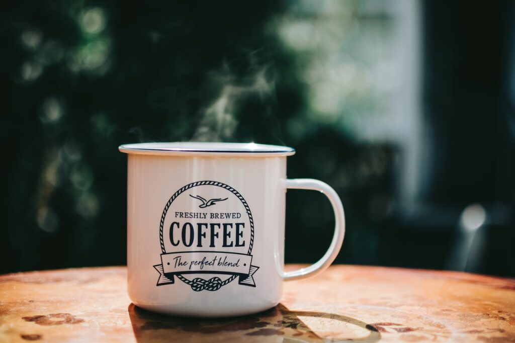A stílusos kávé kiegészítők: csészék, bögrék